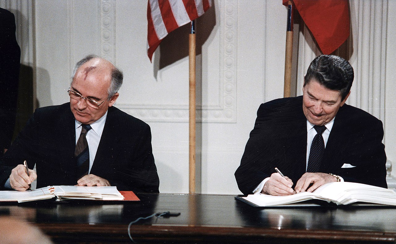 Les Présidents Mikhaïl Gorbatchev et Ronald Reagan signent le Traité sur les forces nucléaires à portée intermédiaire.